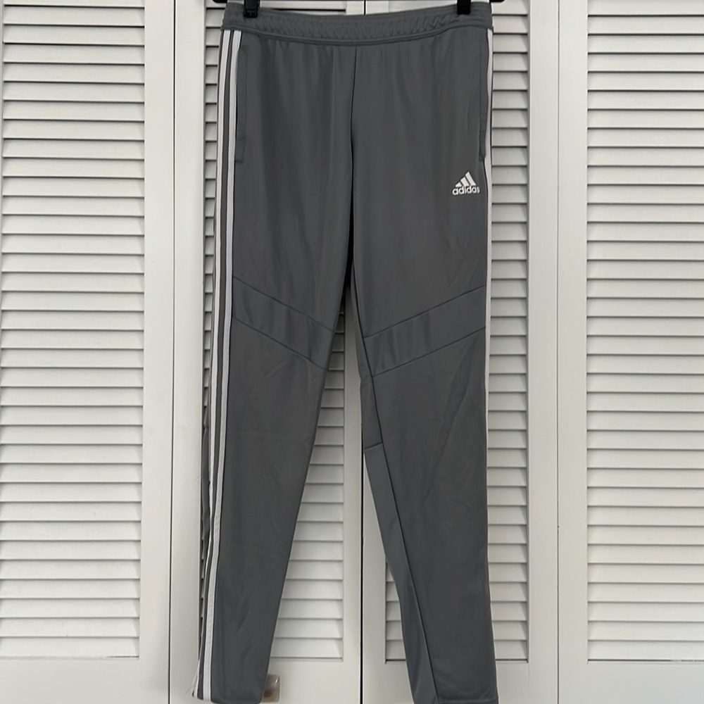 Fitness pants with zipper bottoms